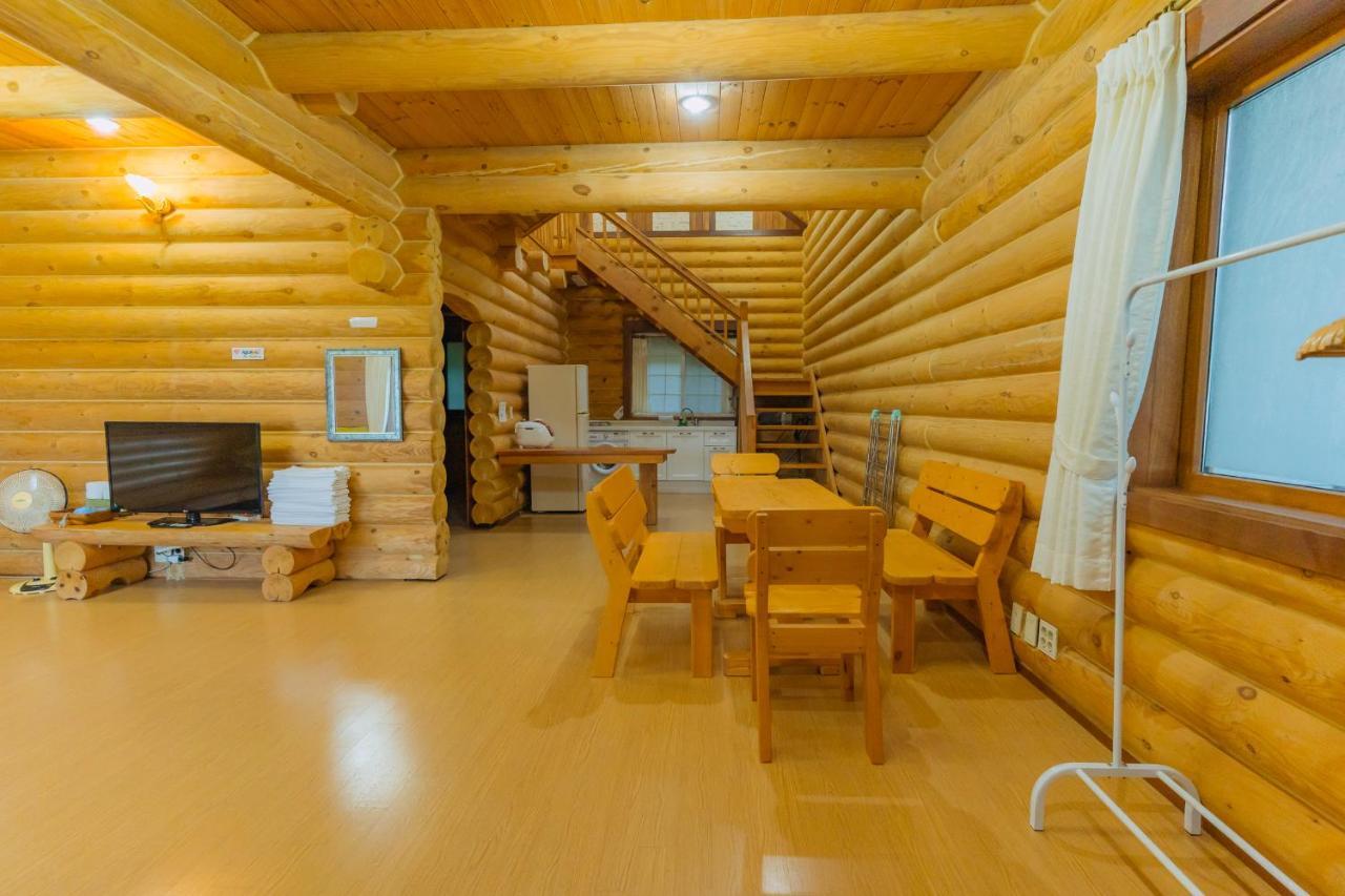 Jungmun Log Pension & Resort Seogwipo Esterno foto