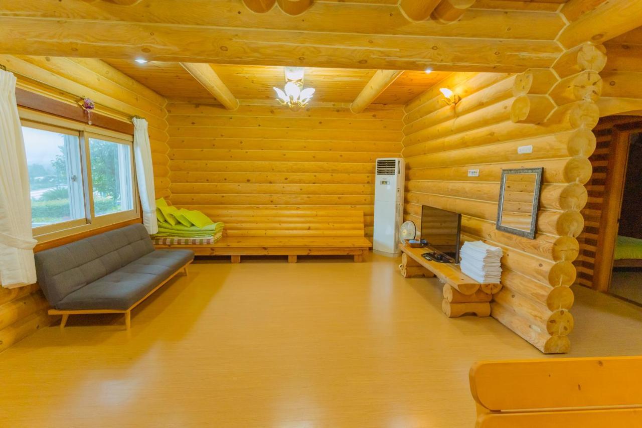 Jungmun Log Pension & Resort Seogwipo Esterno foto