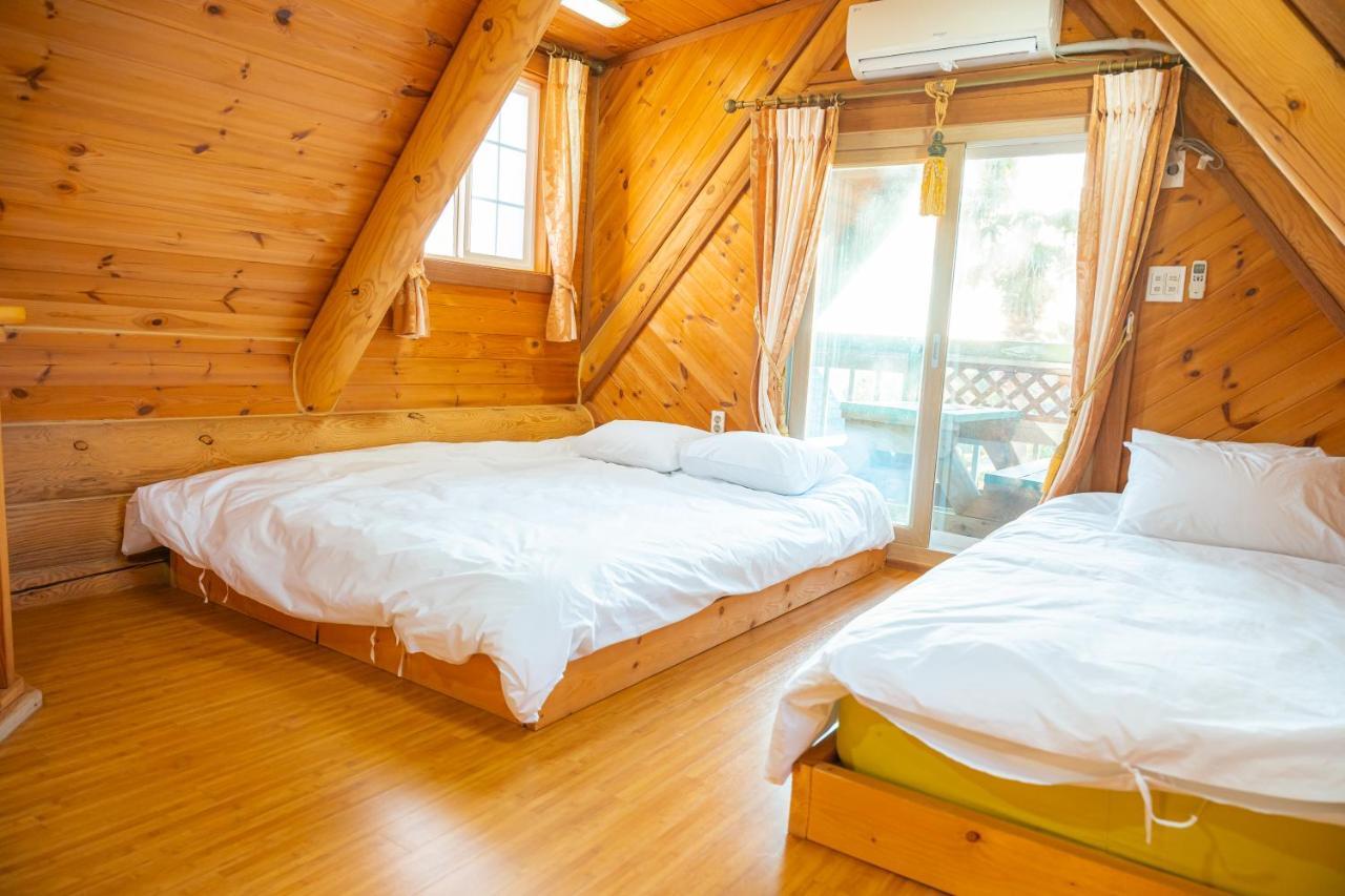 Jungmun Log Pension & Resort Seogwipo Esterno foto