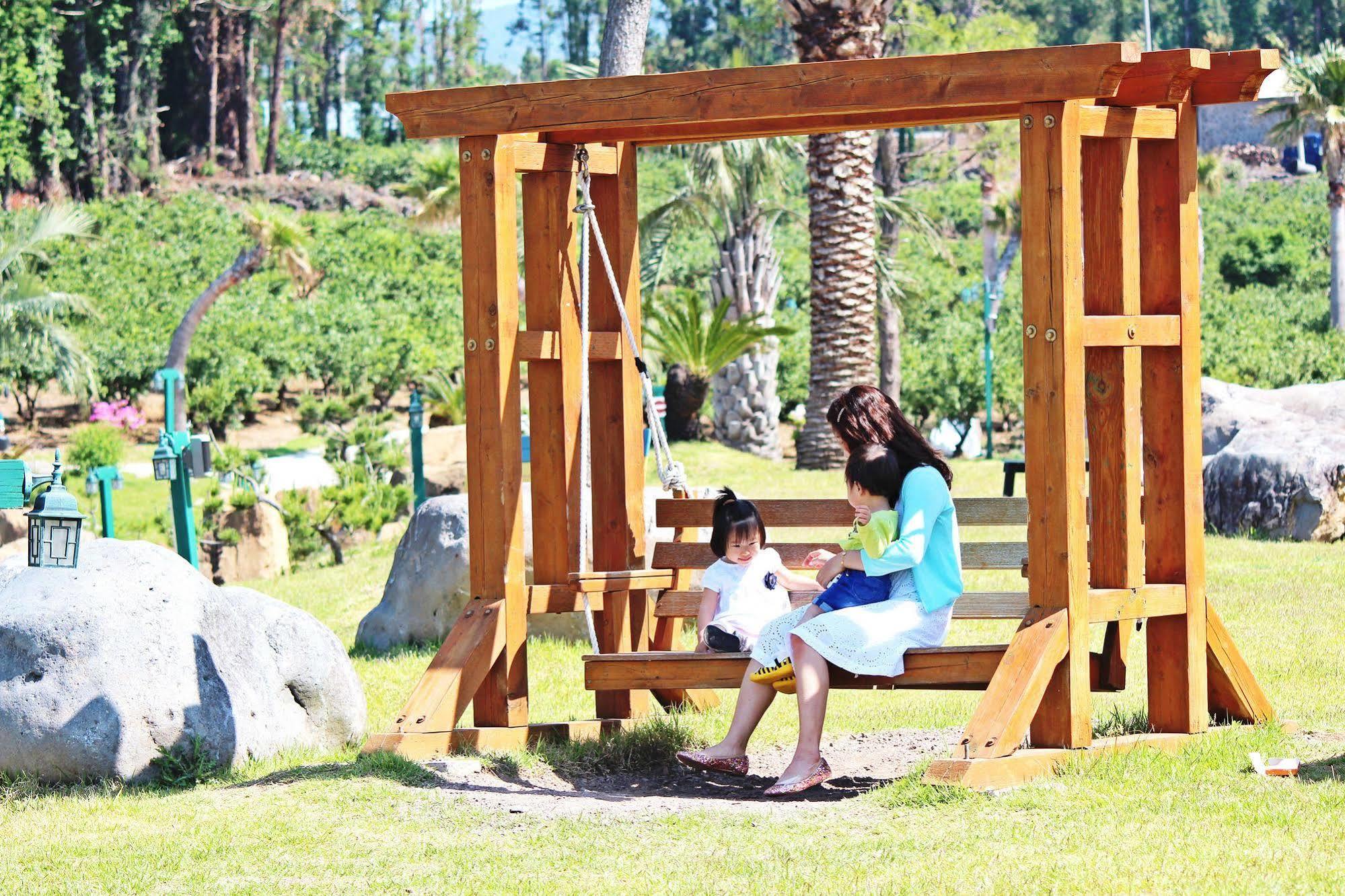 Jungmun Log Pension & Resort Seogwipo Esterno foto